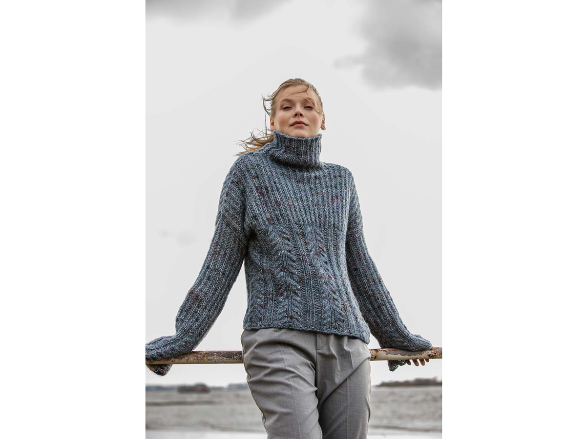 Model mit grauem Zopfmuster-Pullover von Lana Grossa
