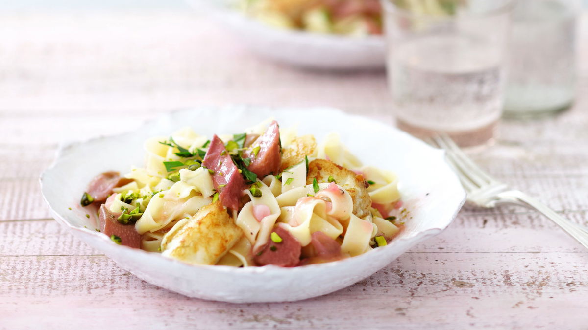 Rezept für Rhabarber-Pasta mit gebratenem Zander