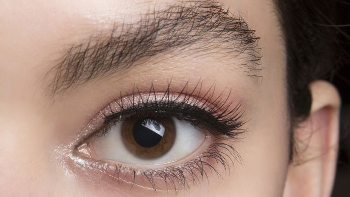 Statt Lash Serum: Rizinusöl für lange, volle Wimpern