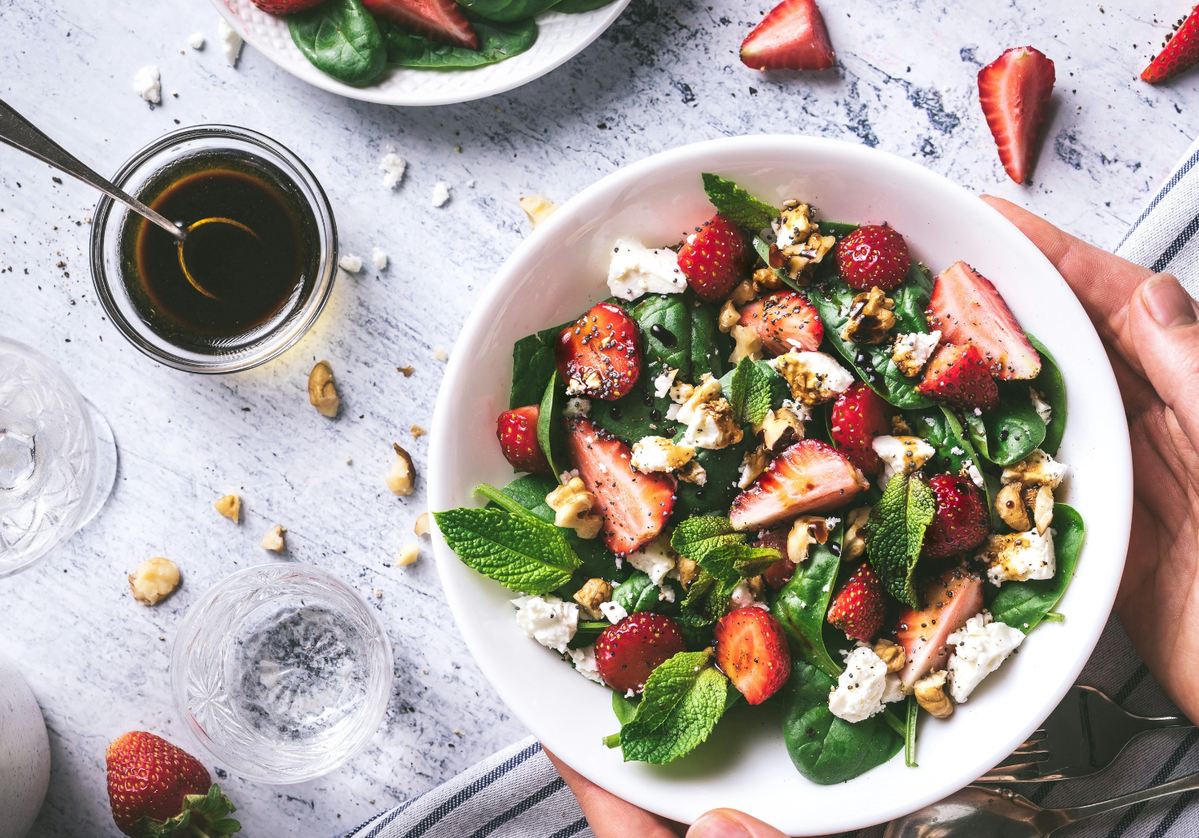 Salat mit Erdbeeren, Minze und Chiasamen