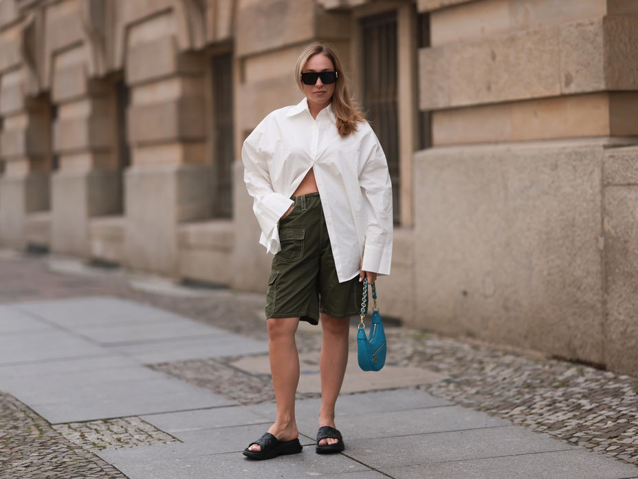 Frau mit oversized Hemd und knielagen Shorts