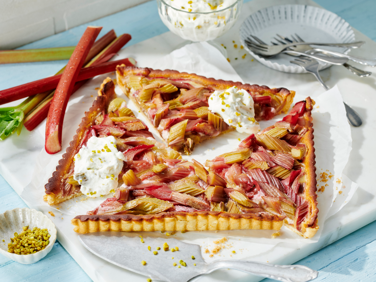 Rhabarber-Tarte mit Marzipan und Sahne
