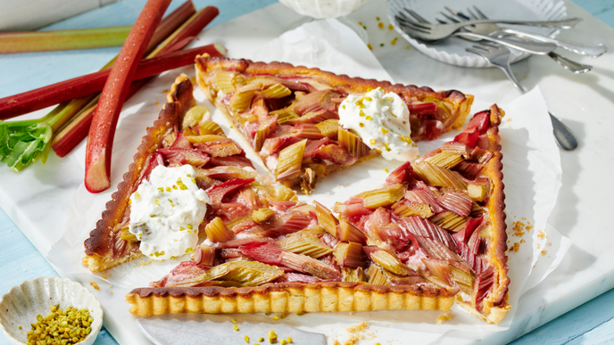 Unsere frisch-fruchtige Rhabarber-Tarte mit Marzipan versüßt jede Kaffeepause