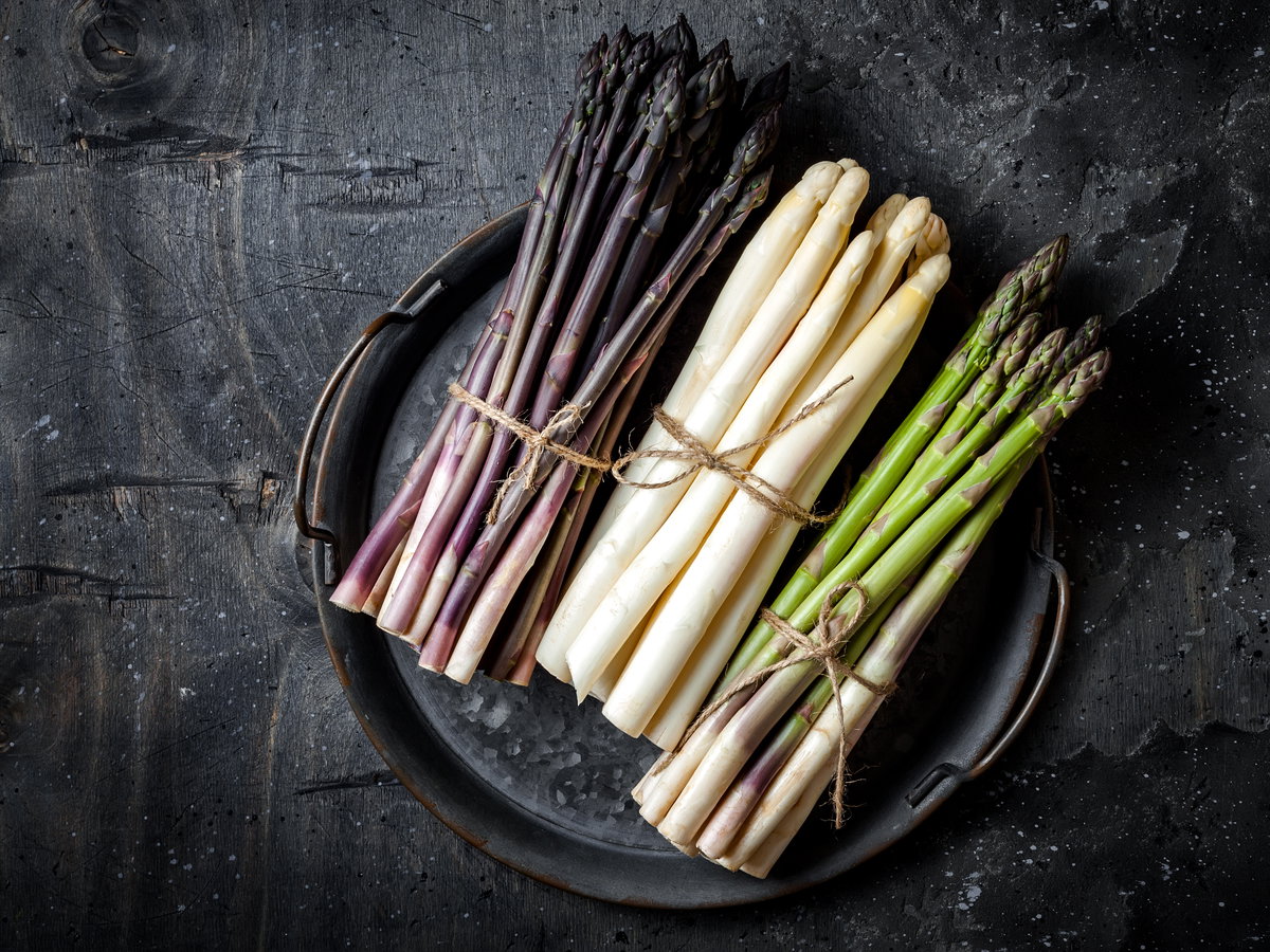 Spargel in grün, weiß und lila