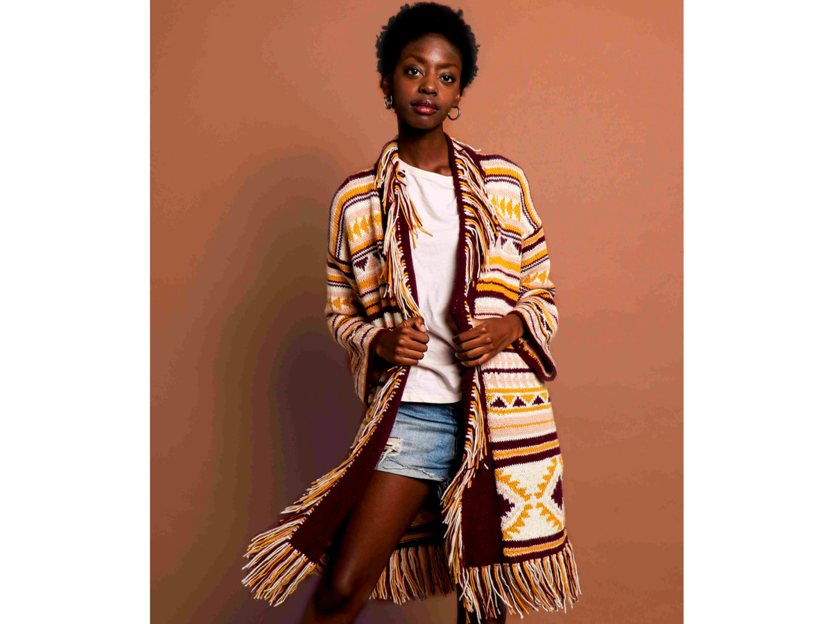 Model in Ethno-Strickjacke von We Are Knitters