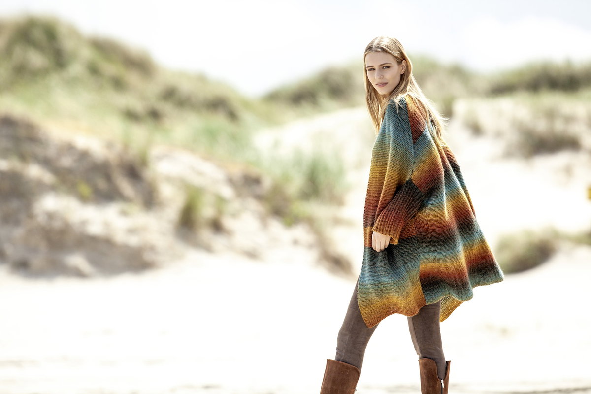 Model in bunter Strickjacke von Lana Grossa