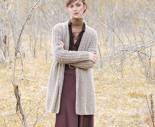 Model in langer Strickjacke in A-Linie von Lana Grossa
