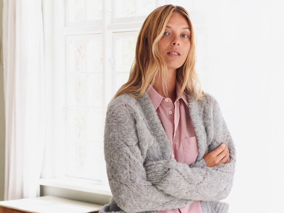 Model in Top-Down-Strickjacke von Lana Grossa