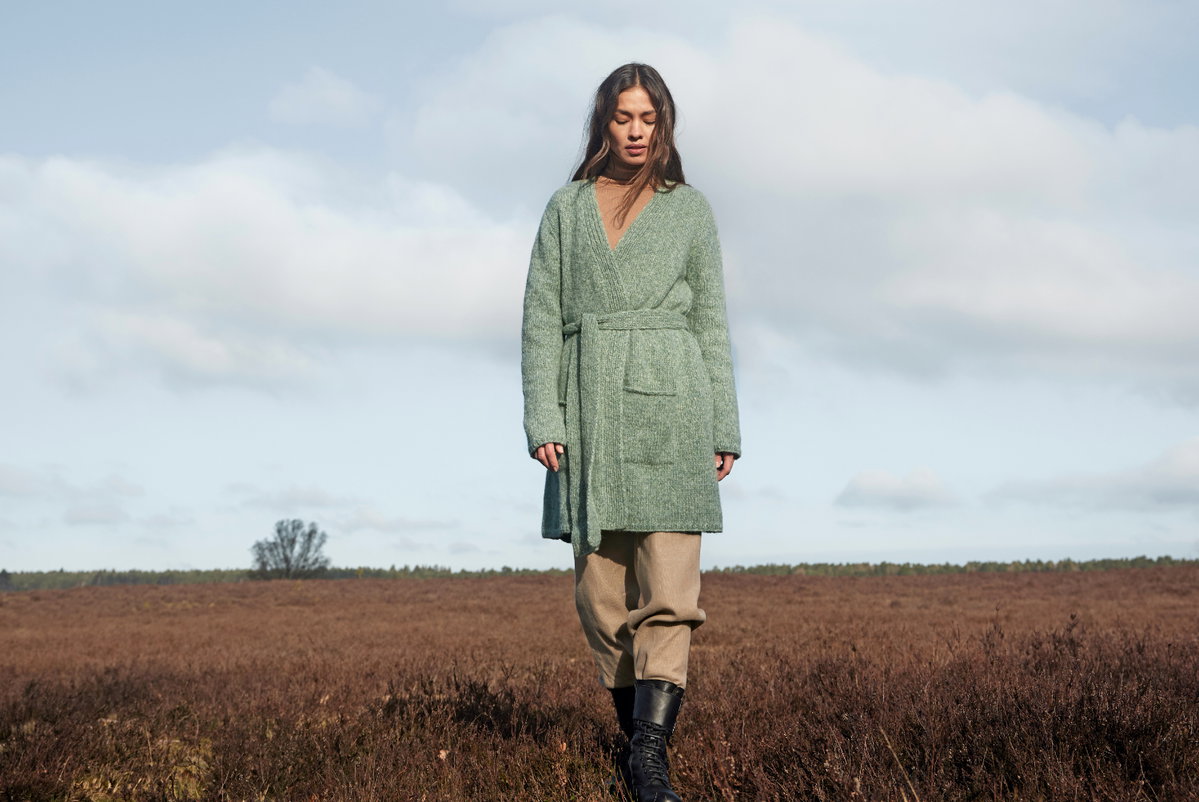 Model in grünem Wickelmantel von Lana Grossa