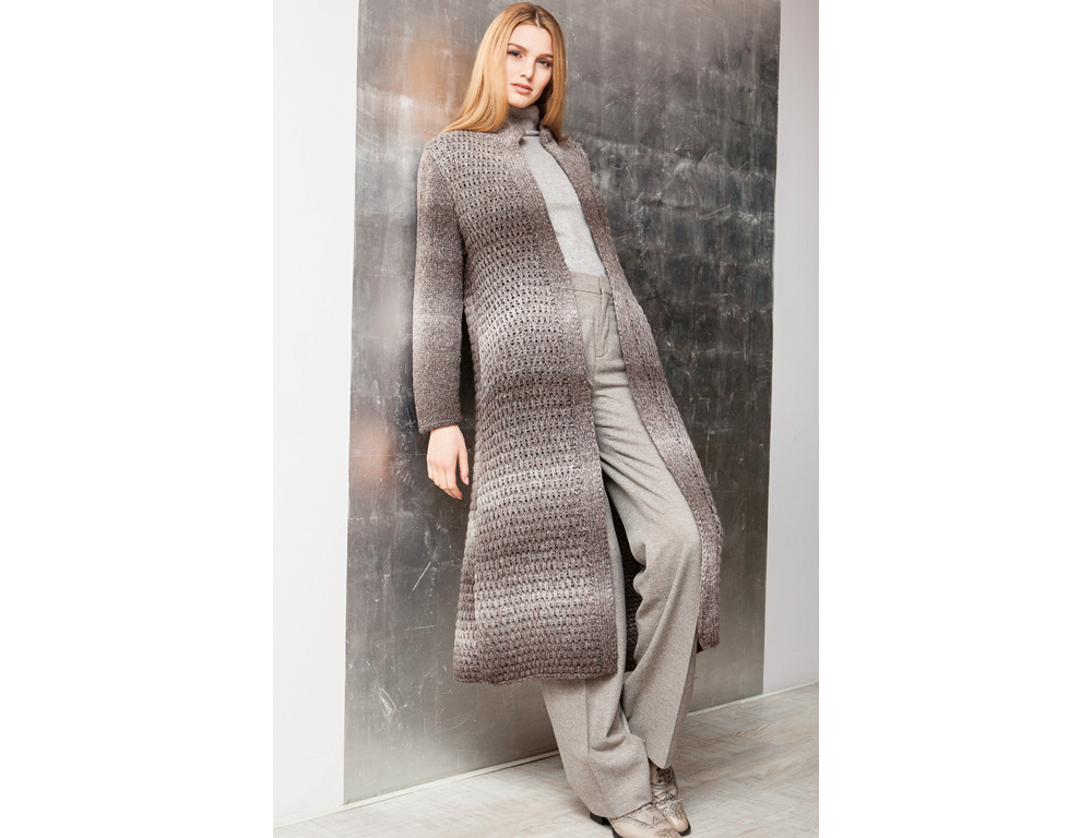 Model in Strickmantel mit Hebemaschenmuster