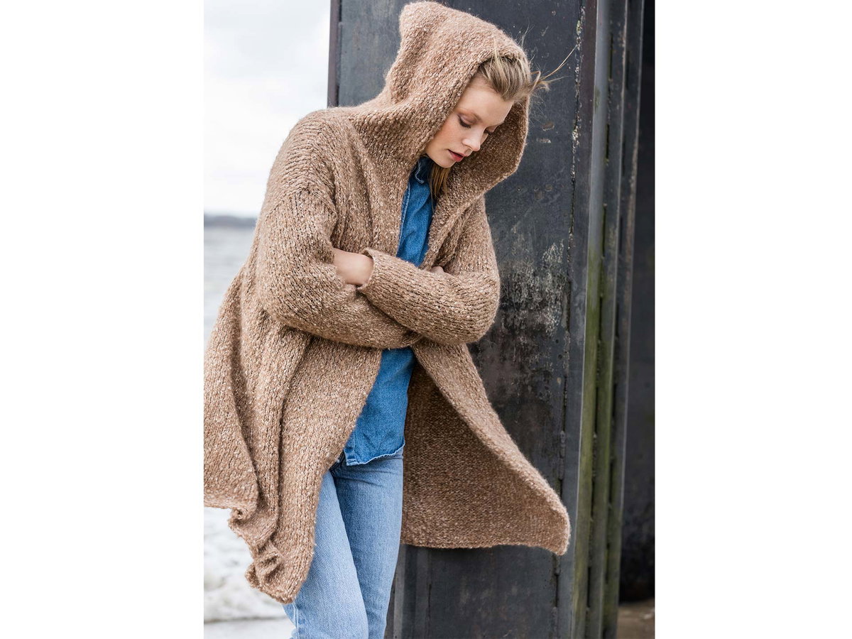 Model in lässiger Kapuzen-Strickjacke von Lana Grossa