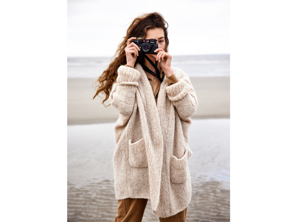 Model in XXL-Strickjacke von Lana Grossa