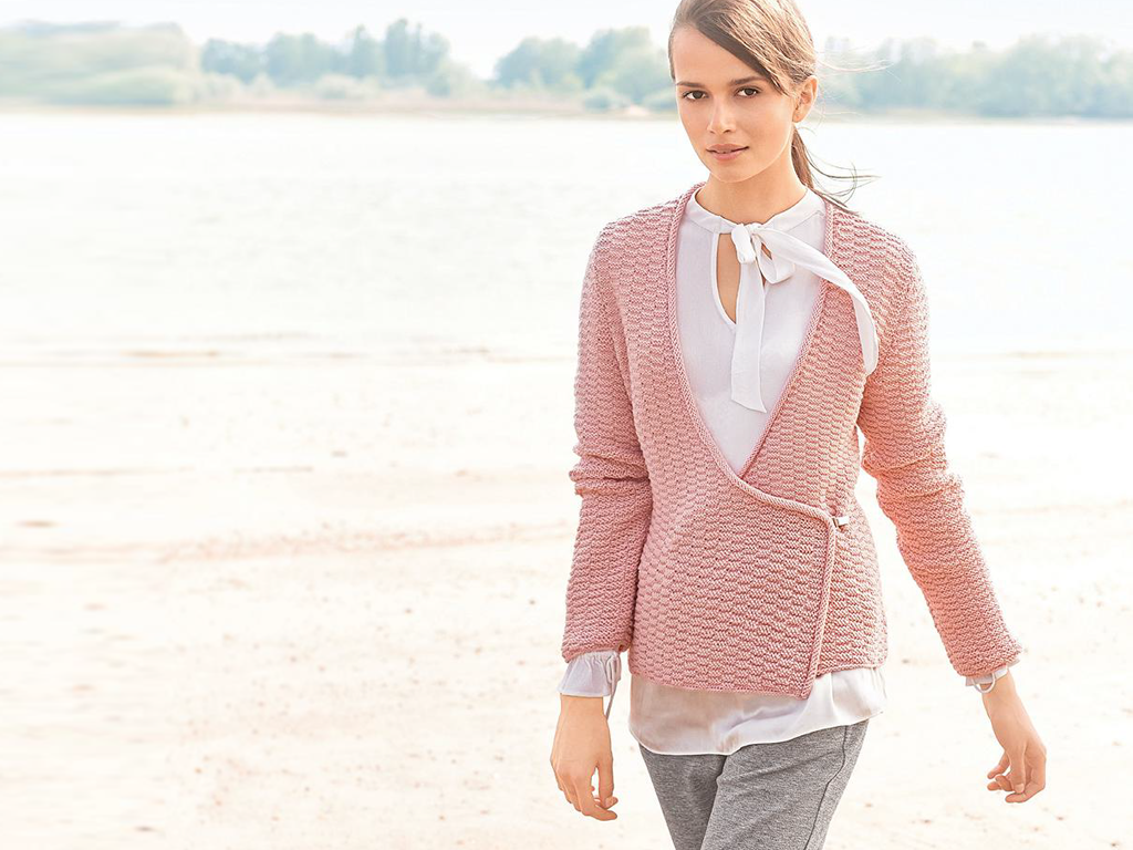 Model in rosa Strickjacke von Lana Grossa