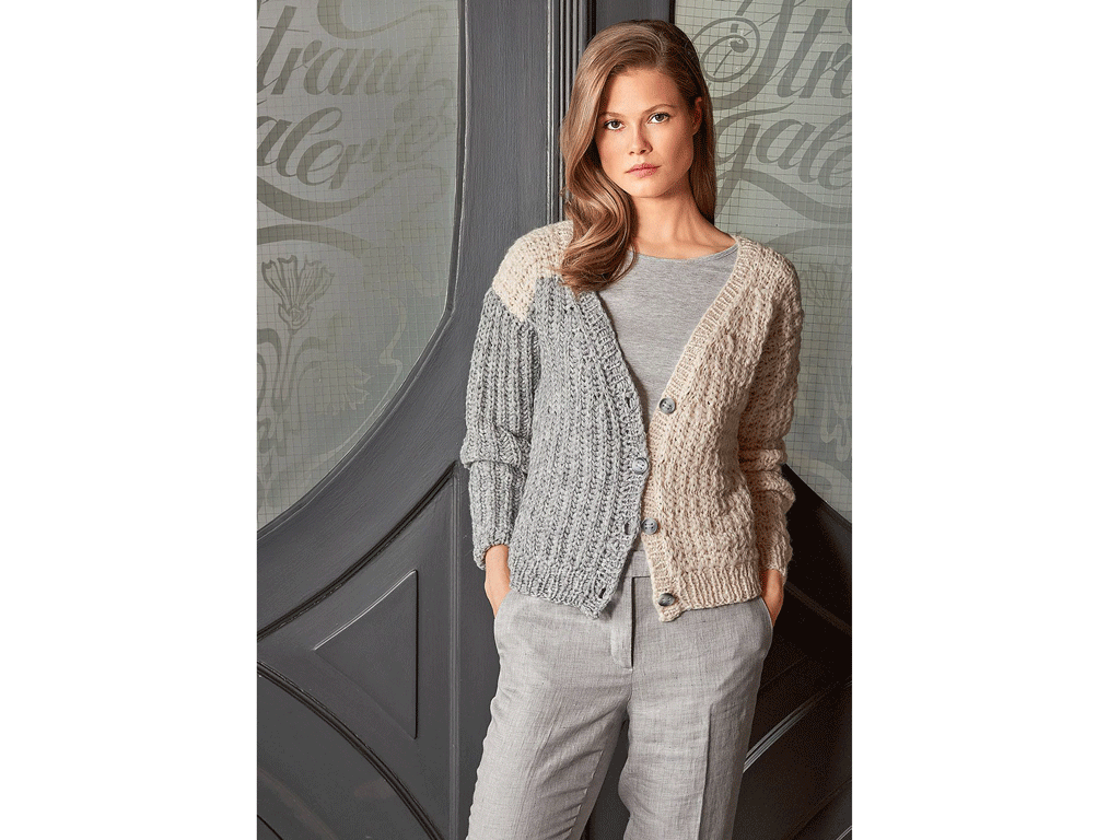 Model in zweifarbig gestrickter Strickjacke