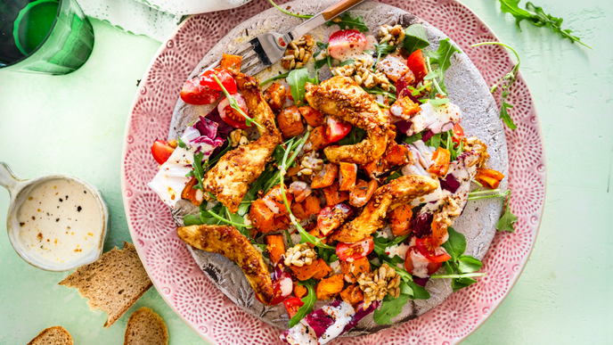 Gesunder Sattmacher: Unser Süßkartoffelsalat mit Hähnchen ist perfekt für die Mittagspause