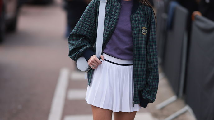 Tennisrock Outfit: So stylen Sie das Fitness-Modepiece diesen Sommer