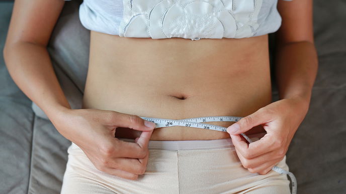 Abnehmen im Liegen: Das hält unsere Fitness-Redakteurin von dem vielversprechenden Konzept