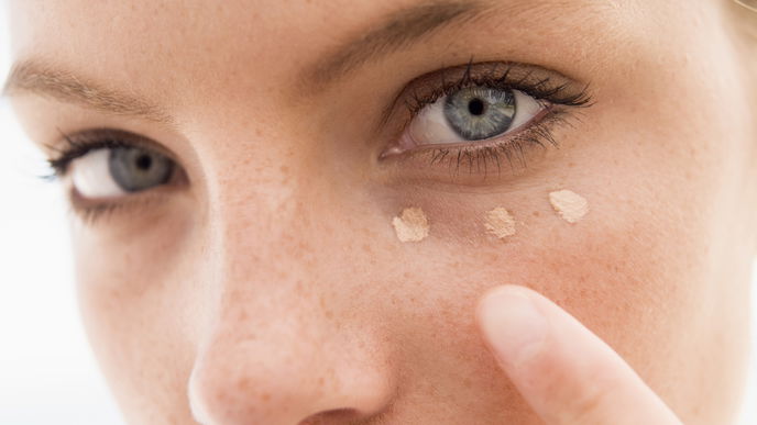 Tschüss, Augenringe! Mit diesen Tipps & Tricks werden dunkle Ränder im Handumdrehen abgedeckt
