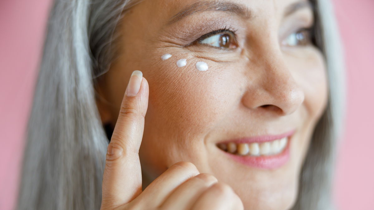 Gegen Falten, Tränensäcke und dunkle Ringe: Die besten Augencremes ab 50