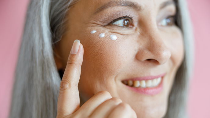 Gegen Falten, Tränensäcke und dunkle Ringe: Die besten Augencremes ab 50