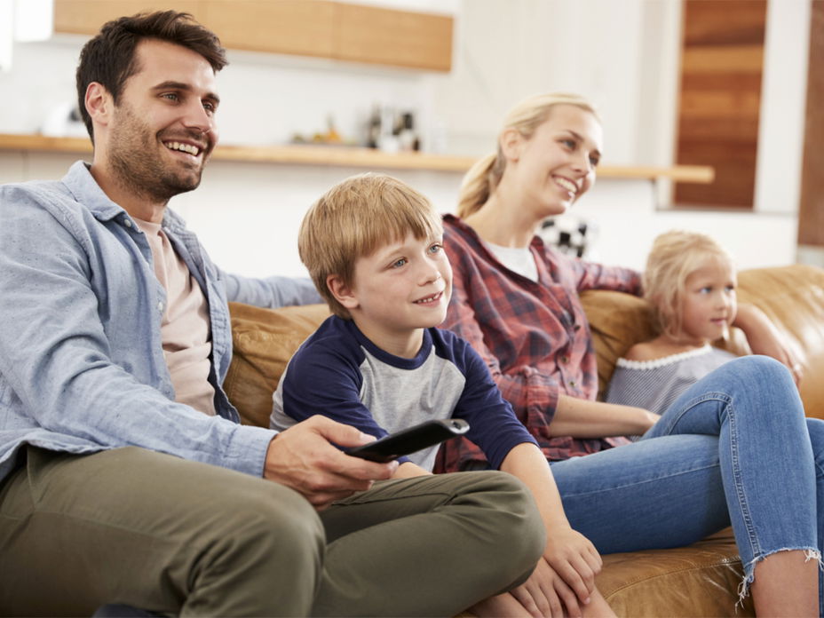 Familie schaut einen Film