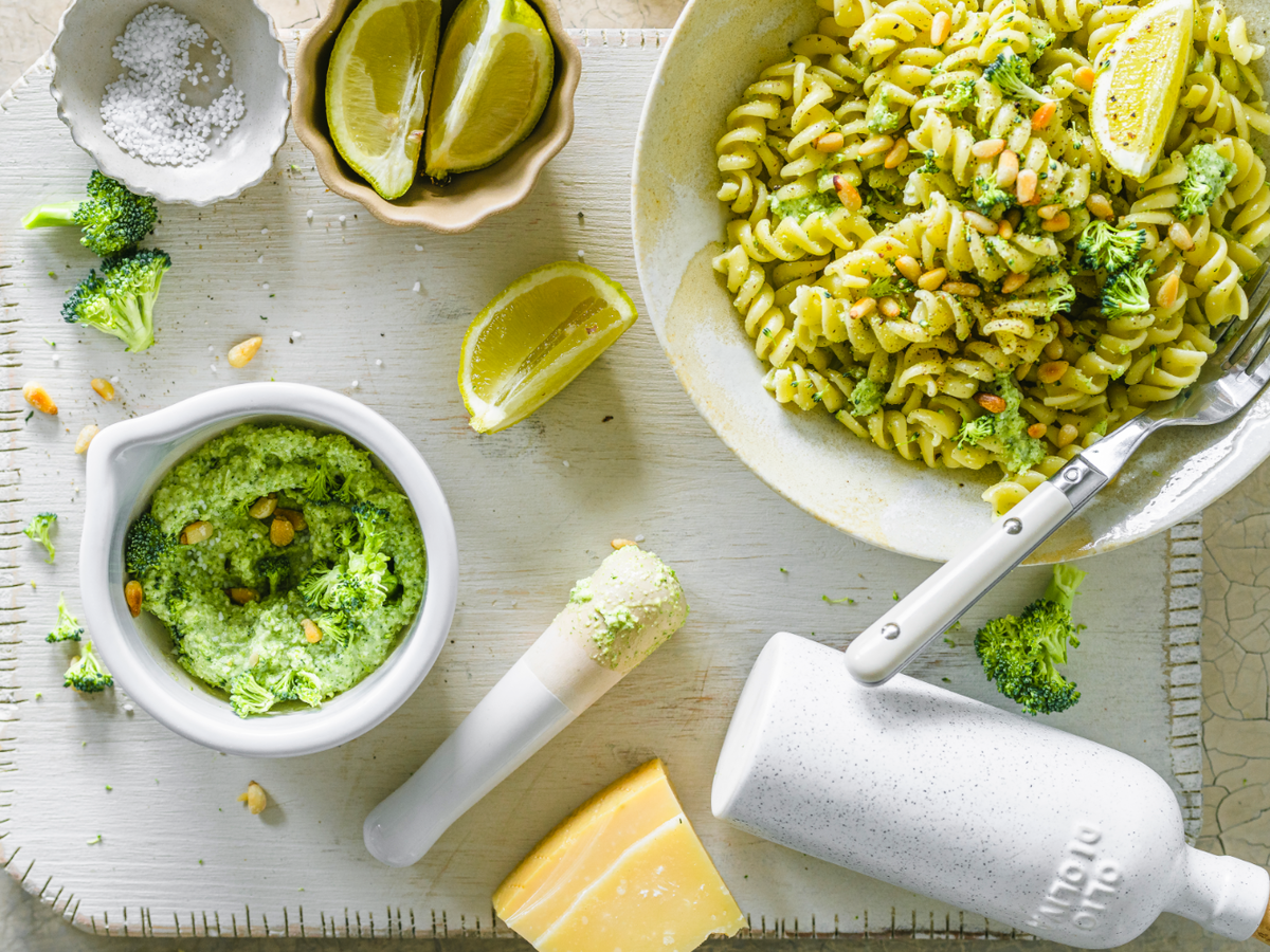 Pasta und selbst gemachtes Brokkoli-Zitronen-Pesto
