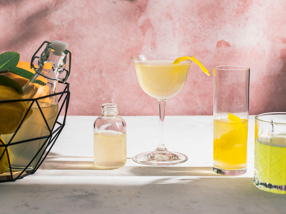 Frisch gemixter Cocktail mit Zitrone