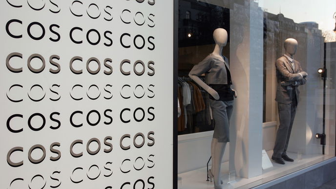 So bequem wie eine Jogginghose: Bei COS shoppen wir den coolsten Jeans-Trend 2025