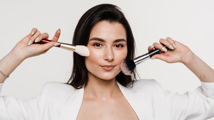 Dewy Blush Sandwich: Mit diesem einfachen Rouge-Trick perfektionieren Sie den No-Make-up-Look