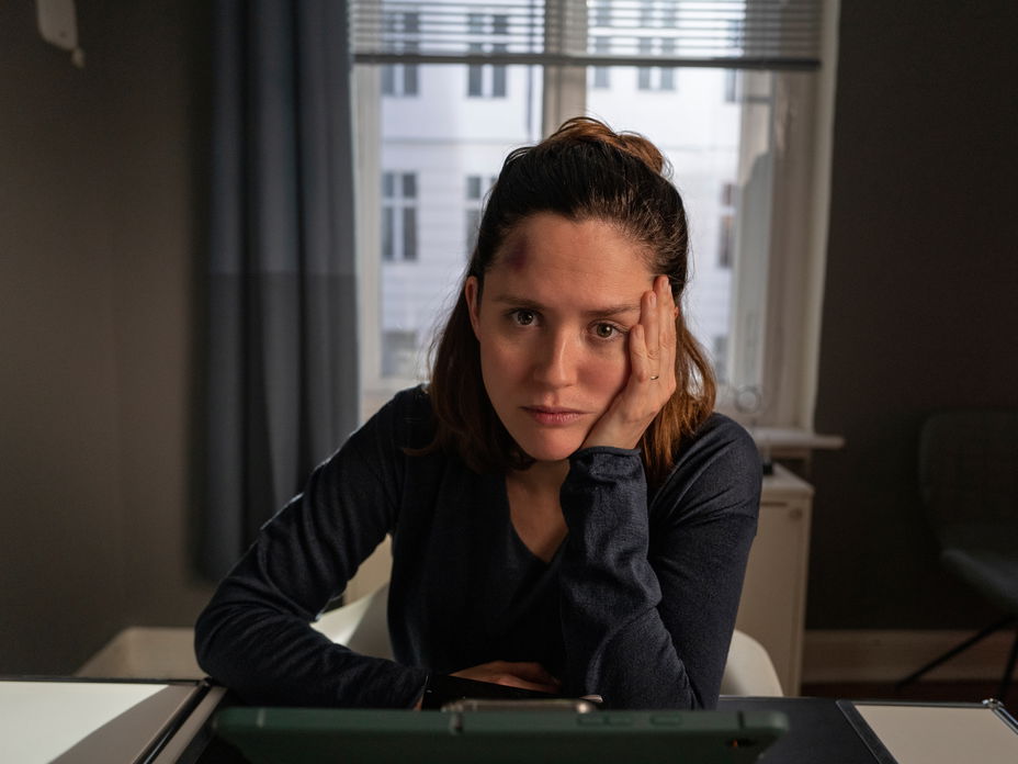 Emily Cox als Emma Turgut im ZDF-Film "Unsichtbarer Angreifer"