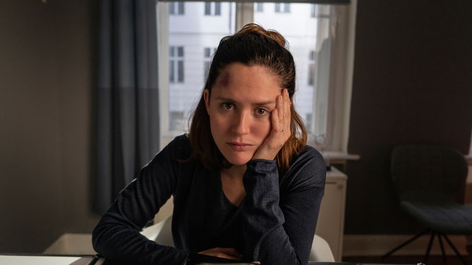Woher kennt man Schauspielerin Emily Cox?