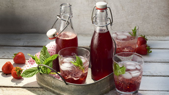 Rezept für selbstgemachten Erdbeersirup, den wir als Topping oder mit Sekt genießen