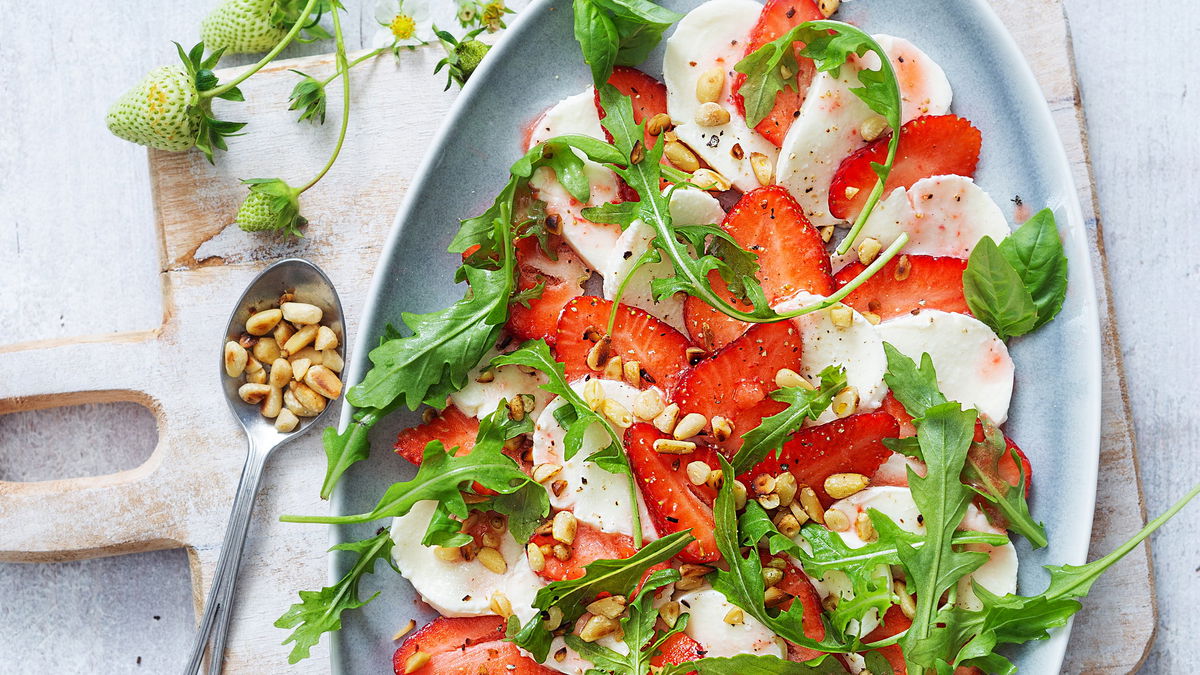 Rezept für Erdbeer-Mozzarella-Carpaccio mit Pinienkernen