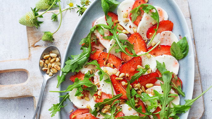 Rezept für Erdbeer-Mozzarella-Carpaccio mit Pinienkernen