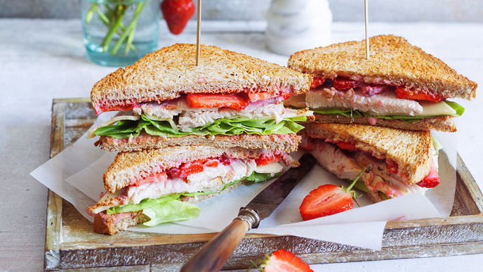 Rezept für fruchtiges Erdbeer-Sandwich mit Putenfleisch