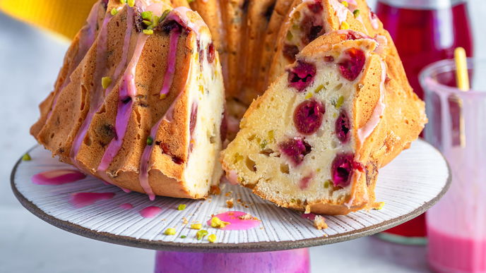 Rezept für unwiderstehlich leckeren Joghurt-Gugelhupf mit Kirschen