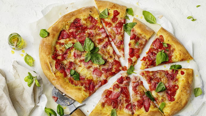 Rezept für pikante Tomaten-Erdbeer-Pizza