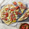 Rezept für einfachen Spargel-Flammkuchen mit Erdbeeren und Schinken 