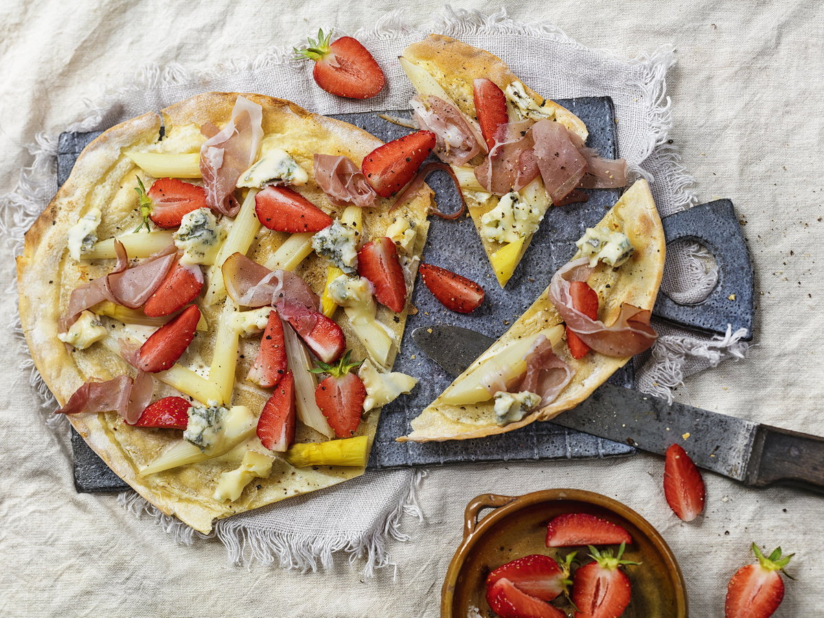 Spargel-Flammkuchen mit Erdbeeren