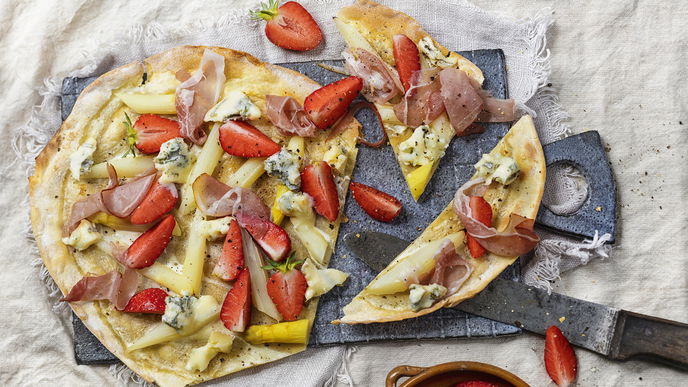 Rezept für einfachen Spargel-Flammkuchen mit Erdbeeren und Schinken