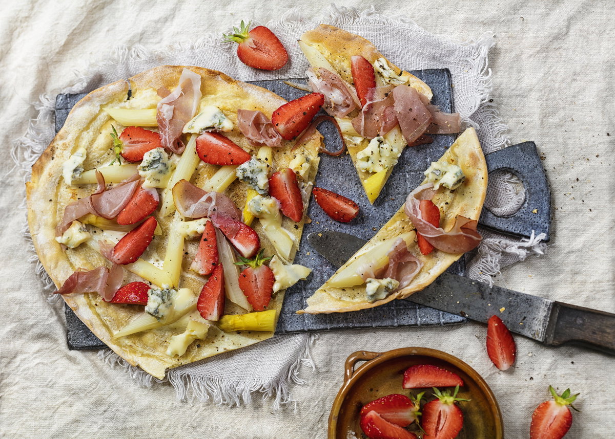 Spargel-Flammkuchen mit Erdbeeren