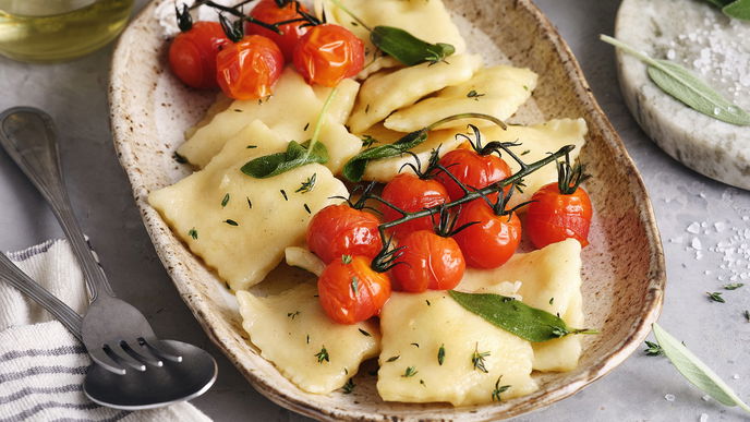 Rezept für selbst gemachte Steinpilz-Ravioli mit Ricotta in Salbei-Tymian-Butter