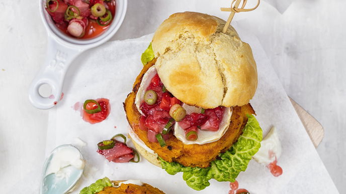 Rezept für Süßkartoffel-Burger mit fruchtiger Erdbeer-Salsa
