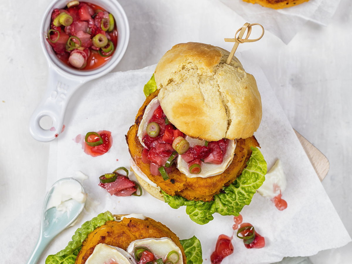 Süßkartoffel-Burger mit Erdbeeren