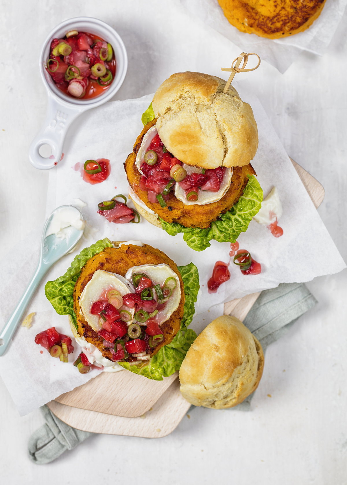 Süßkartoffel-Burger mit Erdbeeren