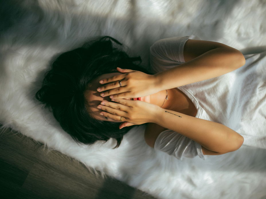 Frau auf dem Fußboden