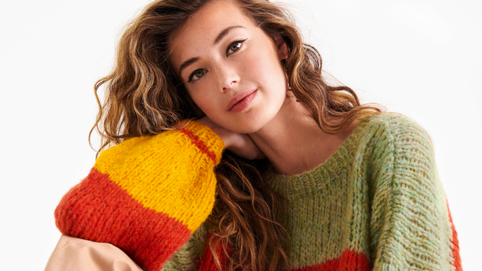 Ein echtes Statement: Gestreifter Regenbogen-Pullover von Lana Grossa zum Nachstricken