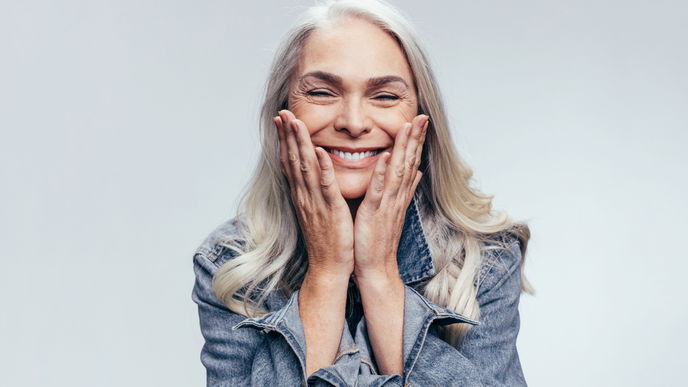 Graue Haare pflegen: Die besten Produkte und Tipps für wunderschöne und gesunde Haare