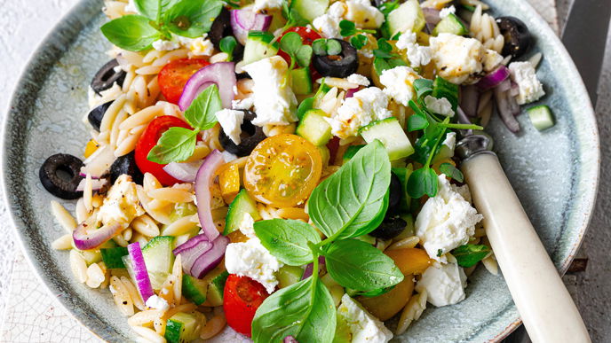 Rezept für griechischen Nudelsalat mit Oliven & Feta - schnell und einfach zubereitet!