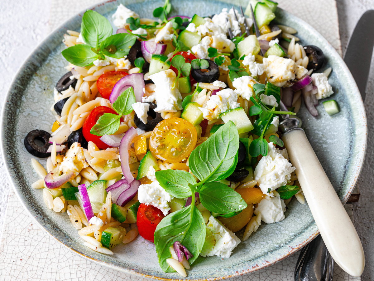 Griechischer Nudelsalat